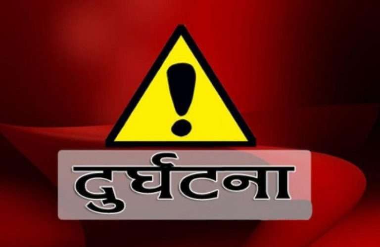 बिर्तामोडस्थित गिरी बन्दु टि–स्टेट छेउमा सवारी दुर्घटना हुँदा  २ जना गम्भिर घाइते