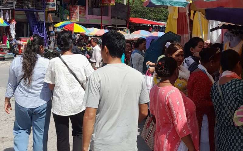 चाडबाड नजिकिएसँगै भारतीय  बजारमा किनमेल गर्ने नेपालीको घुइँचो