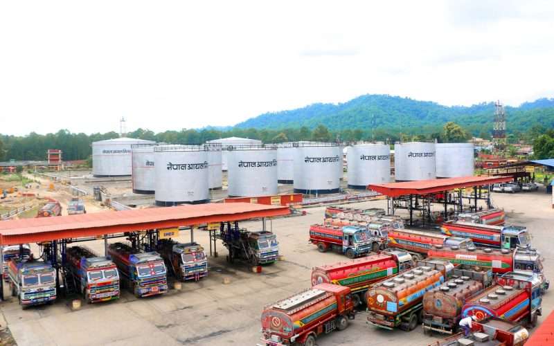 नेपाल आयल निगमले इन्धनको मूल्य घटायो
