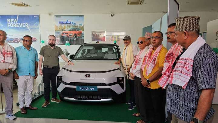 बिर्तामोडमा टाटाको पन्च इभी गाडी सार्वजनिक