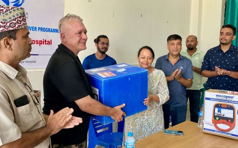 अमेरिकाको टेरी मिकेस्का फाउण्डेसनद्वारा  बिर्तामोड नगरअस्पताललाई डिफिब्रिलेटर मेसिन प्रदान