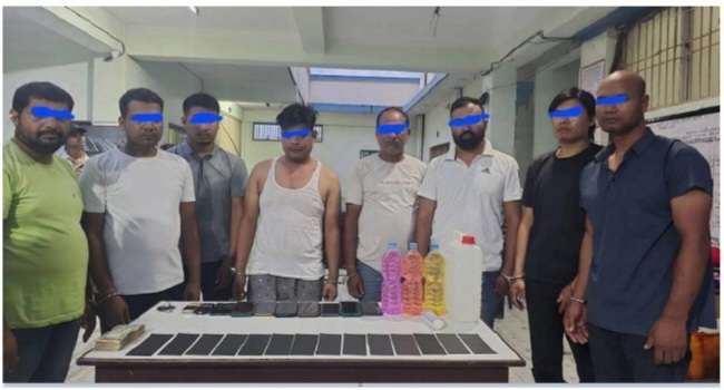 सप्तरीमा नक्कली नोट छाप्ने मेसिन सहित ८ जना पक्राउ।