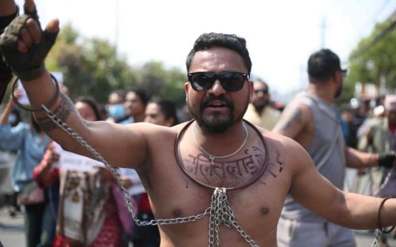 दलित अभियन्ता र प्रहरी बीच धकेलाधकेल, निषेधित क्षेत्र तोड्ने प्रयास।