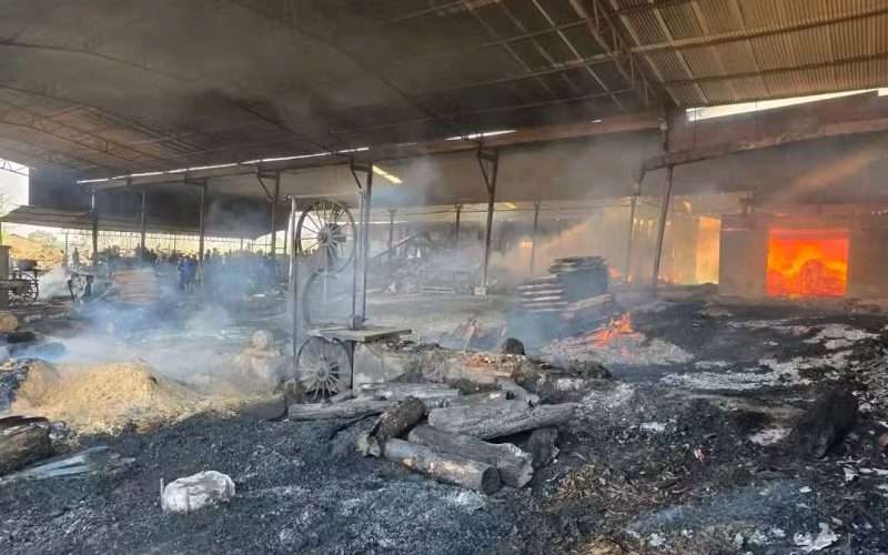 घोराहीमा आगलागी, साङ्ग्रिला प्लाई उद्योगमा करोडौँको क्षति।