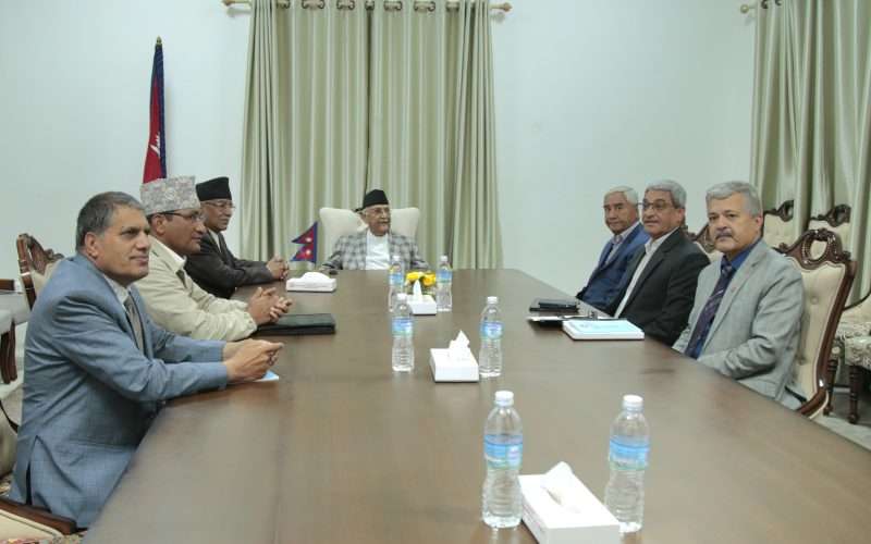 प्रधानमन्त्री कार्यालयमा प्रमुख तीन दलका शीर्ष नेताहरू बीच छलफल सुरु।