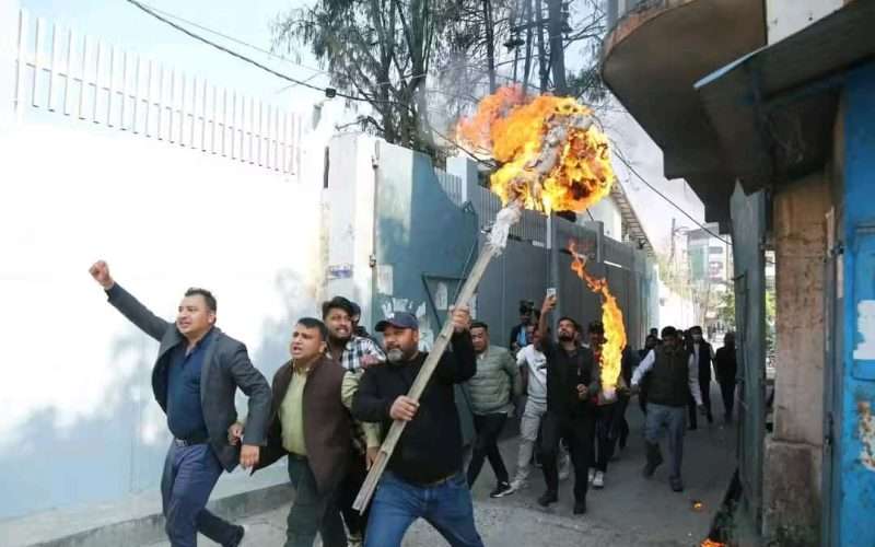 काठमाडौँमा कुलमान घिसिङको बर्खास्तगीको विरोधमा अनेरास्ववियुको प्रदर्शन