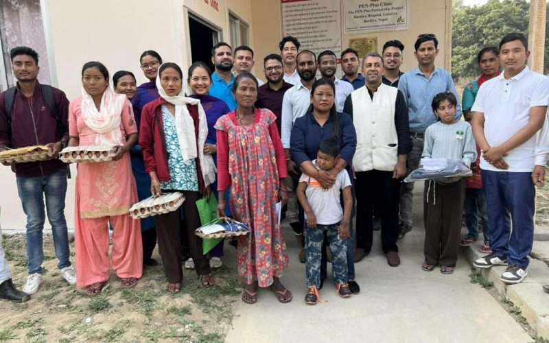 पेनप्लस क्लिनिकमार्फत बर्दिया अस्पतालका सेवाग्राहीलाई पोषण र शैक्षिक सामाग्री वितरण।