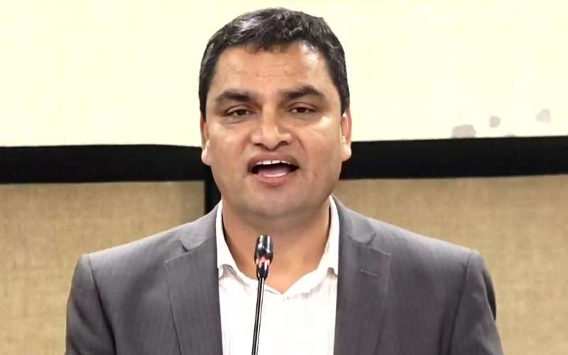 चिकित्सकले स्वास्थ्यमन्त्रीलाई बुझाए ज्ञापन पत्र