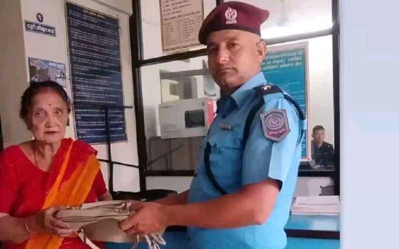 ४ दिनपछि हराएको १ लाख नगद र आइफोन फेला, अटो चालकले गरे फिर्ता ।