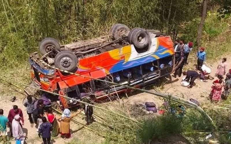 धनकुटा बस दुर्घटनाका मृतक तीनको परिचय खुल्यो, ११ जना घाइते