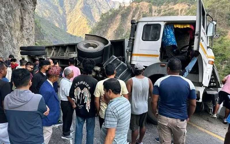 ट्रक पल्टिएपछि मुग्लिङ-नारायणगढ सडक अबरुद्व