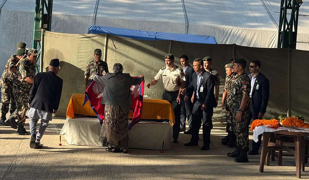 विपिन जोशीको शव काठमाडौँ आइपुग्यो, प्रधानमन्त्रीसहित मन्त्रीहरुले दिए विमानस्थलमै अन्तिम श्रद्धाञ्जली